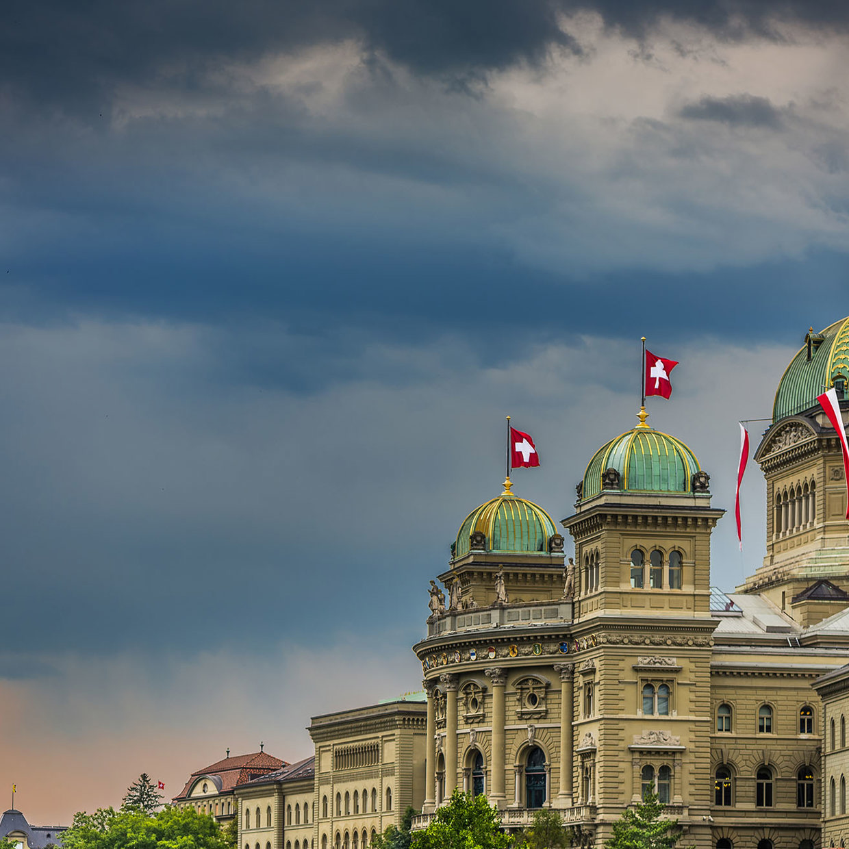 Bundeshaus von düsteren Wolken umgeben